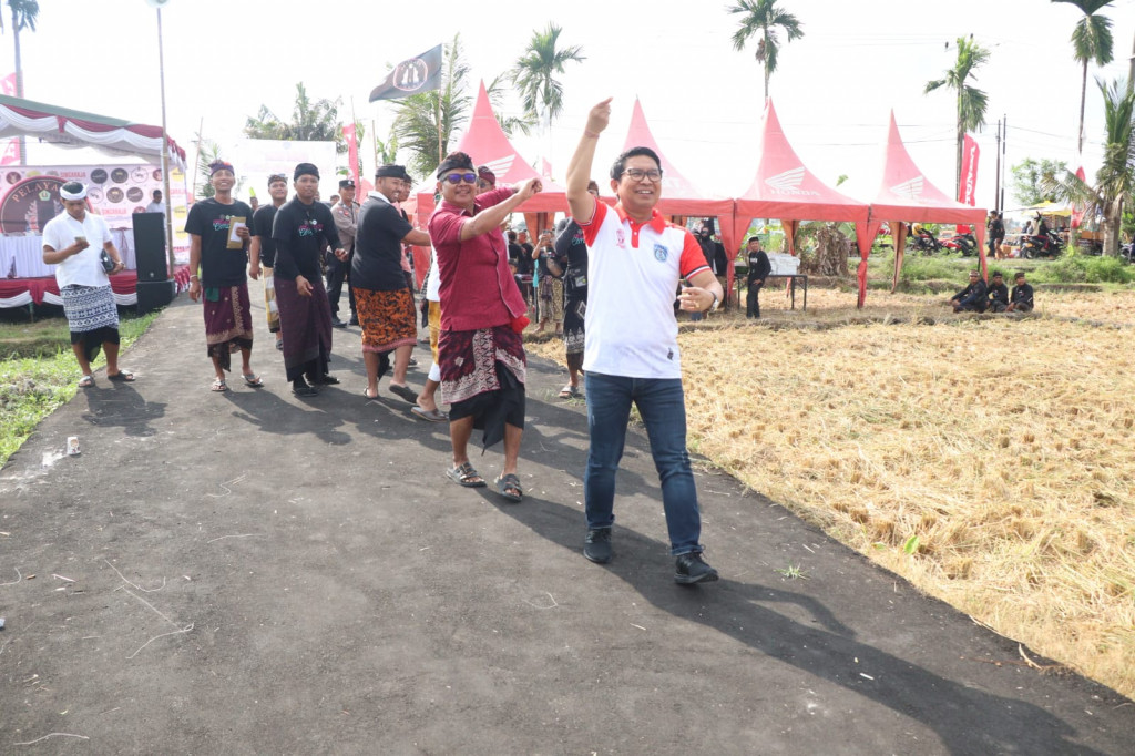 Sekda Adi Arnawa Buka Pelayang Cemagi Kite Festival I